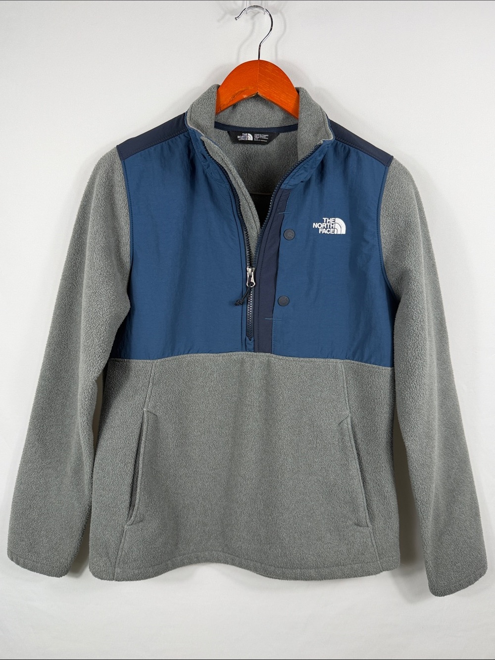 The North Face Tundra Women's Gray & Blue Fleece Jacket 1/4 Zip Pullover. Size M